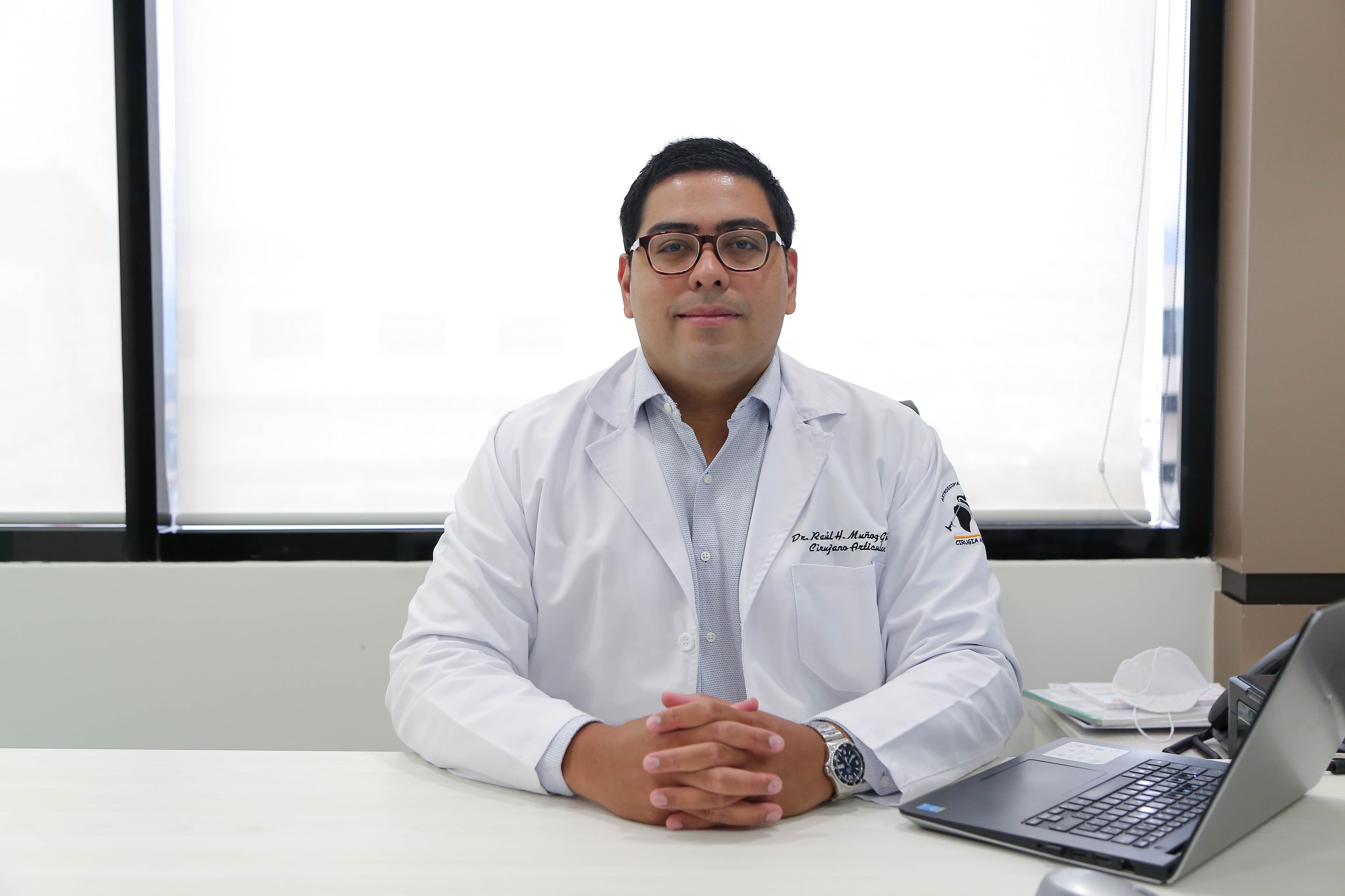 Dr. Raúl Hernán Muñoz Gómez en consultorio